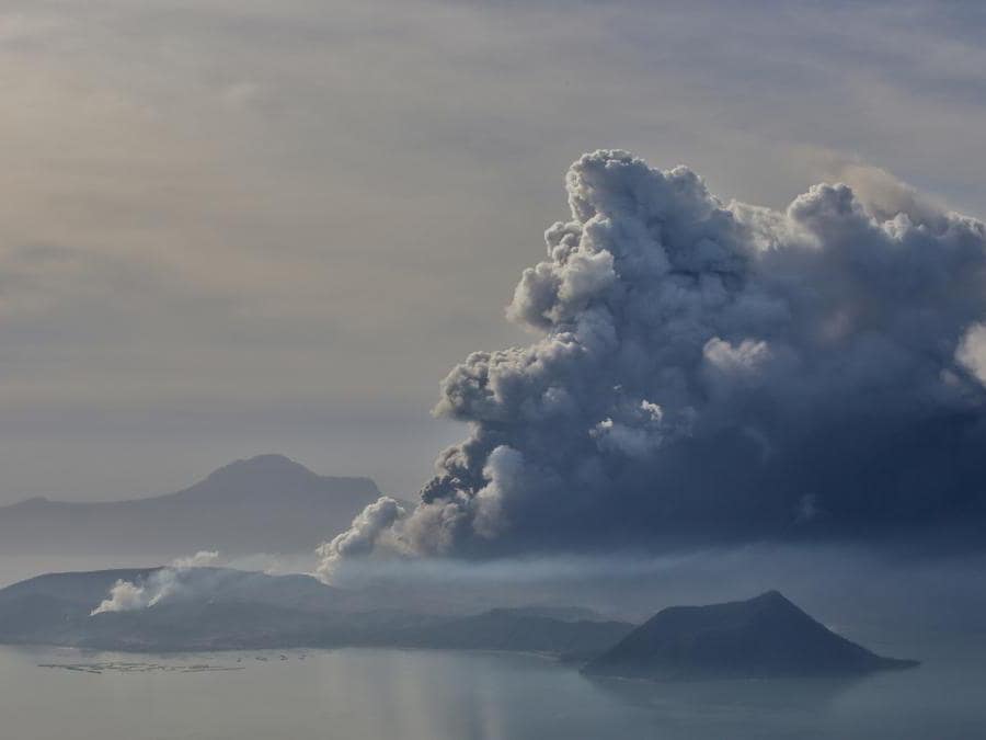 Il vulcano Taal in eruzione visto dalla città di Tagaytay, nelle Filippine. REUTERS/Eloisa Lopez