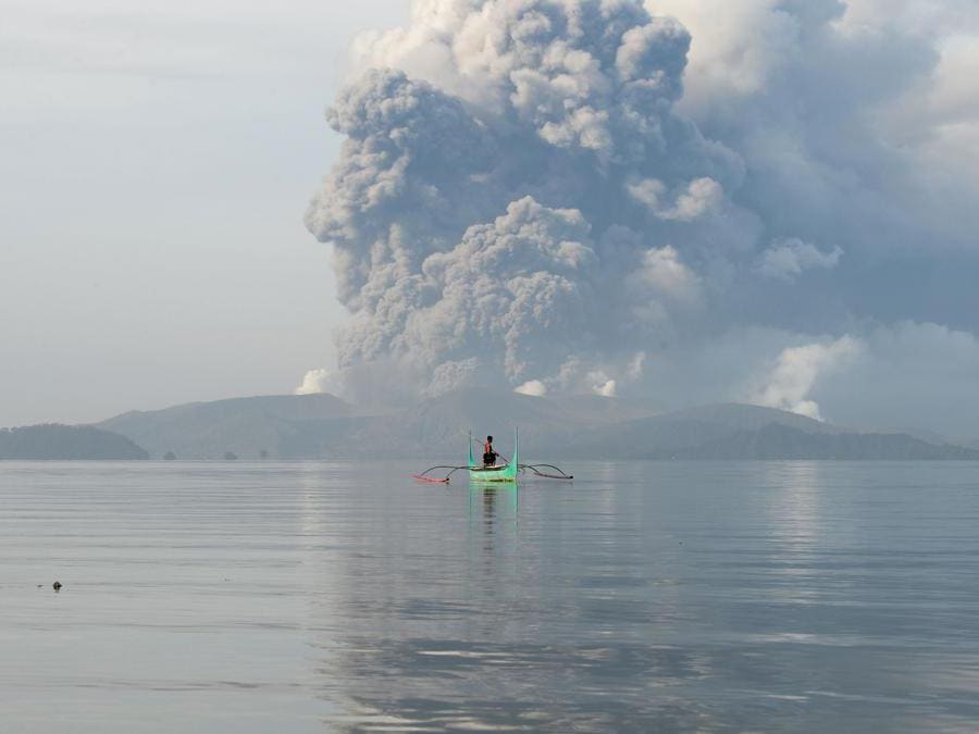 Il vulcano Taal emette cenere visto dalla città di Tanauan nella provincia di Batangas, a sud di Manila.  (Photo by Ted ALJIBE / AFP)