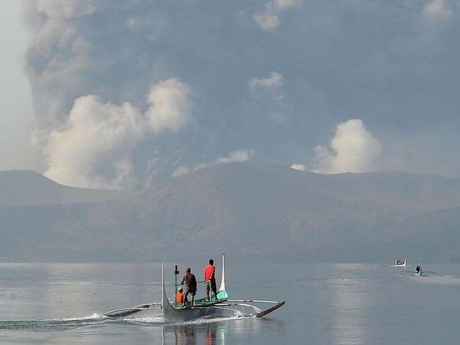 Il vulcano Taal emette cenere visto dalla città di Tanauan nella provincia di Batangas, a sud di Manila. (Photo by Ted ALJIBE / AFP)