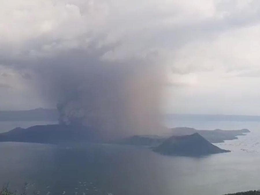 L'eruzione del vulcano Taal vista da Tagaytay, nelle Filippine. Jon Patrick Laurence Yen via REUTERS