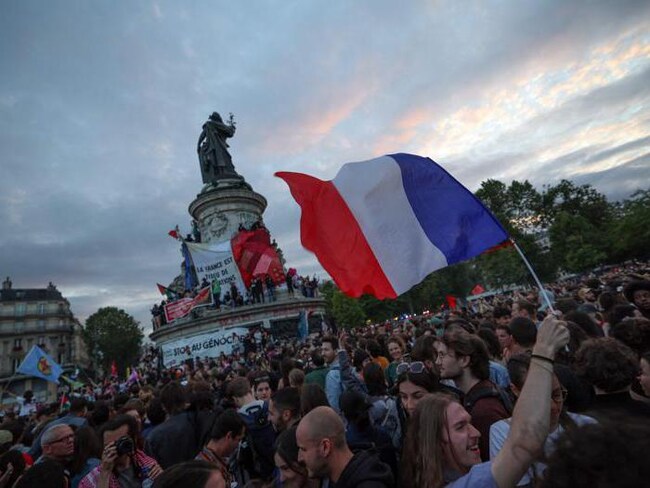 Folla in festa a Place de la Republique a Parigi