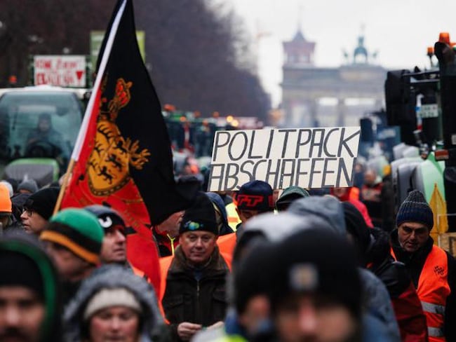 Germania, trattori in piazza. Fischiato il ministro