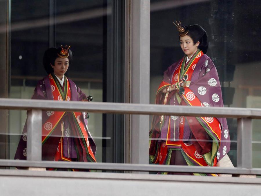 La principessa giapponese Kako e la principessa Mako si preparano alla cerimonia per proclamare l'intronizzazione dell'imperatore Naruhito presso il Palazzo Imperiale di Tokyo. (Photo by ISSEI KATO / POOL / AFP)