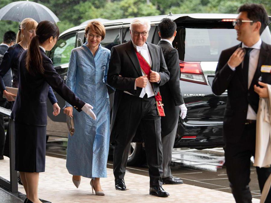Il presidente tedesco Frank-Walter Steinmeier e sua moglie Elke Budenbender arrivano al Palazzo Imperiale per partecipare alla cerimonia di ascesa al trono dell'imperatore giapponese Naruhito. (Photo by Carl Court / POOL / AFP)