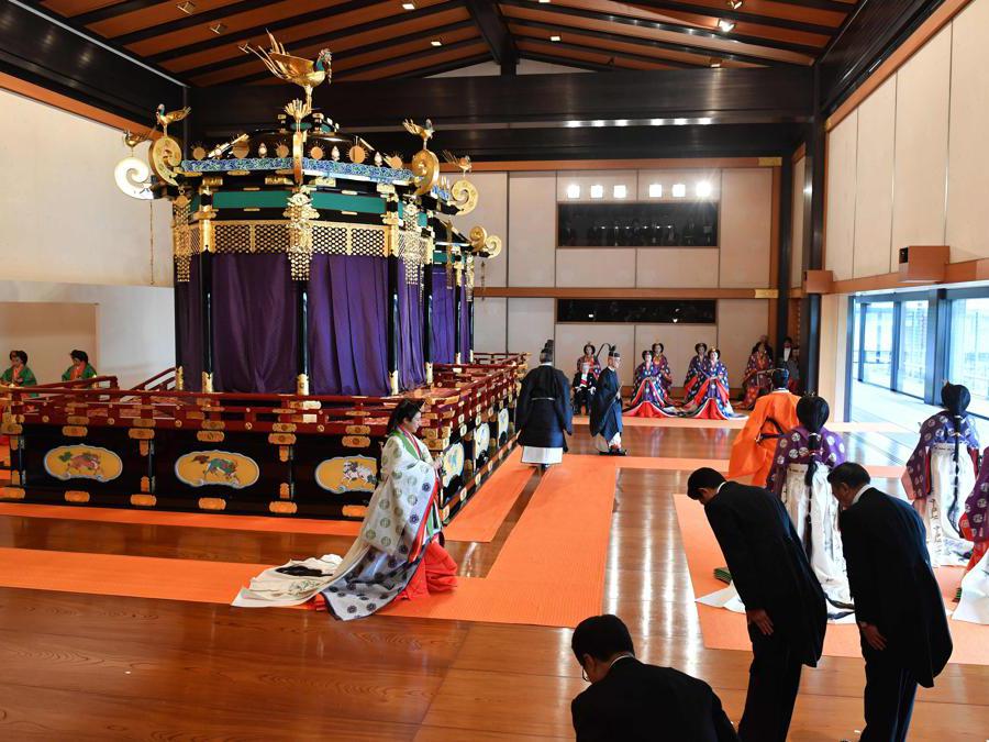 L'imperatrice Masako lascia la sala di rappresentanza (Matsu-no-Ma) al termine della cerimonia di intronizzazione in cui l'imperatore Naruhito proclamò ufficialmente la sua ascesa al trono. (Photo by Kazuhiro NOGI / POOL / AFP)