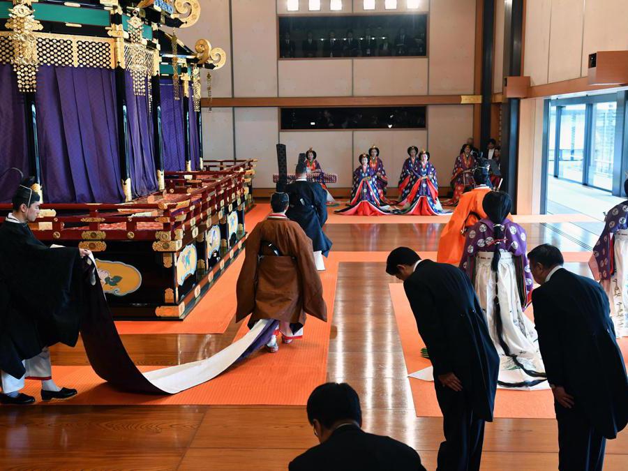 L'imperatore Naruhito (C) lascia la sala di rappresentanza, Matsu no-Ma, al termine della cerimonia di intronizzazione . EPA/KAZUHIRO NOGI 