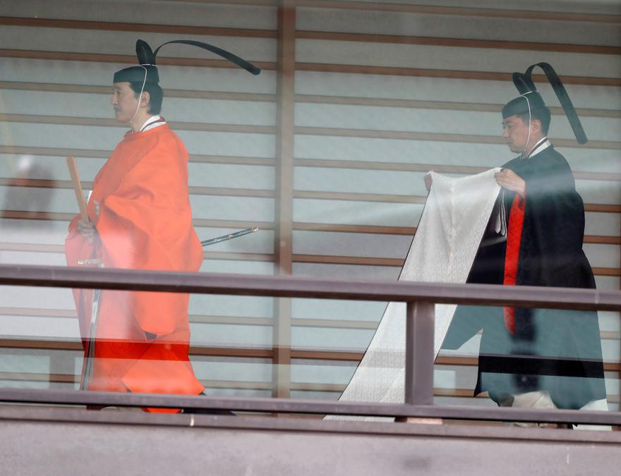 Il principe ereditario giapponese Akishino arriva per una cerimonia per proclamare l'intronizzazione dell'imperatore Naruhito al mondo. REUTERS/Issei Kato/Pool