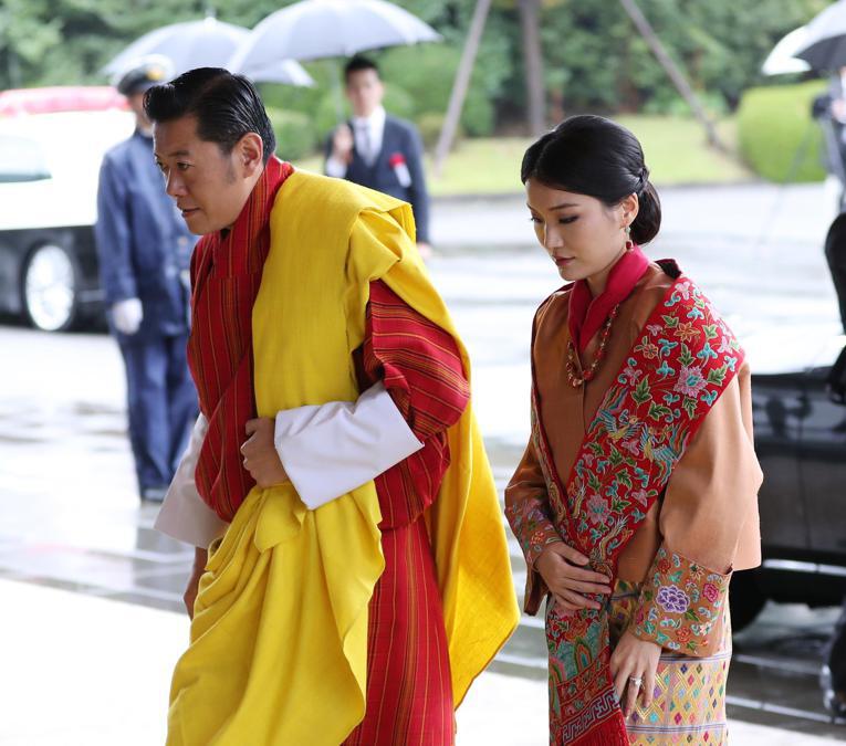 Druk Gyalpo (Re Drago) del Bhutan Jigme Khesar Namgyel Wangchuck (sinistra) e sua moglie, Jetsun Pema (destra), arrivano al Palazzo Imperiale per assistere alla cerimonia di intronizzazione dell'imperatore giapponese Naruhito. EPA