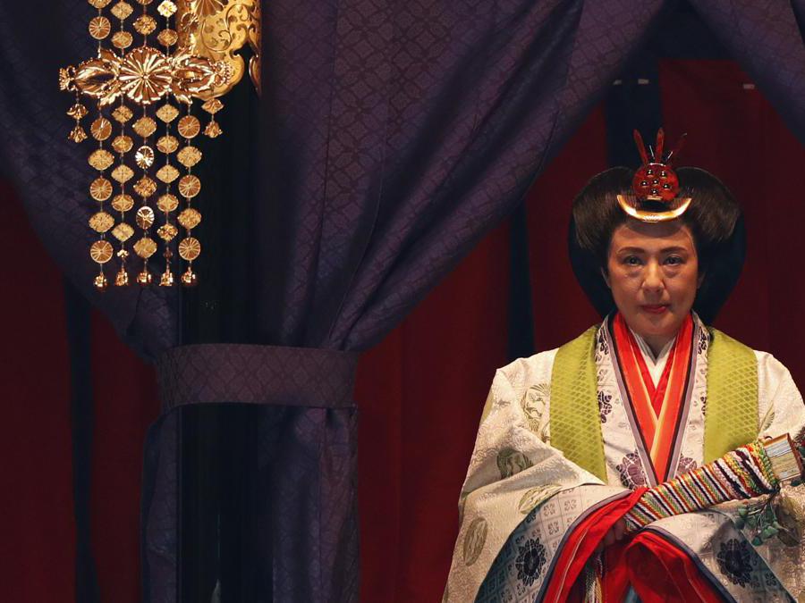 L'imperatrice giapponese Masako fa la sua apparizione durante la cerimonia per proclamare l'intronizzazione dell'imperatore Naruhito al mondo. (Issei Kato/Pool Photo via AP)