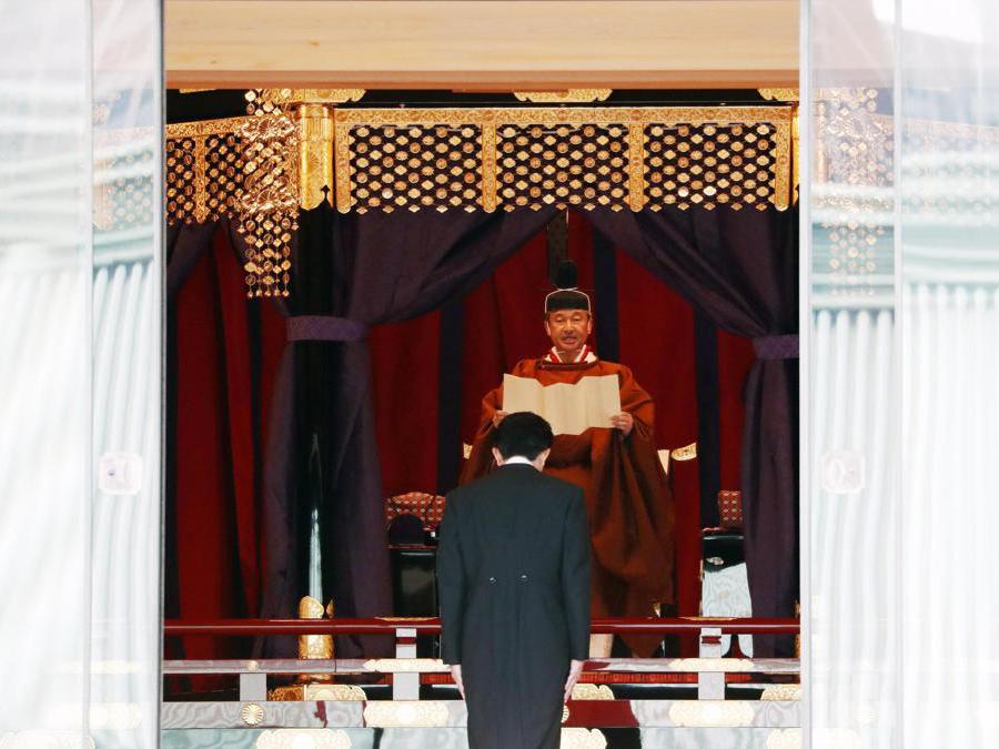 L'imperatore giapponese Naruhito (in alto). EPA/ISSEI KATO / POOL