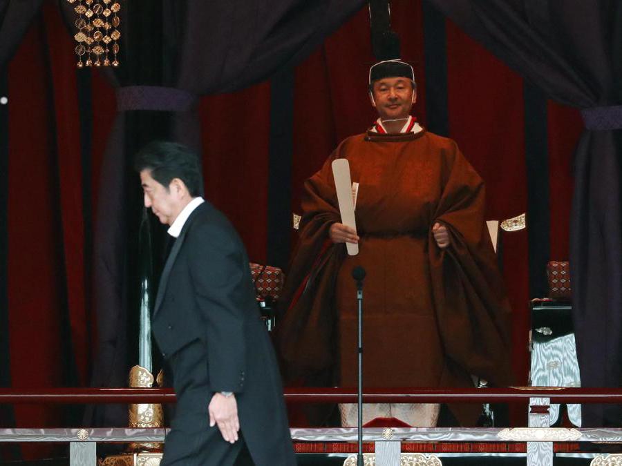 Il primo ministro giapponese Shinzo Abe (sinistra) cammina oltre l'imperatore Naruhito. EPA/ISSEI KATO / POOL