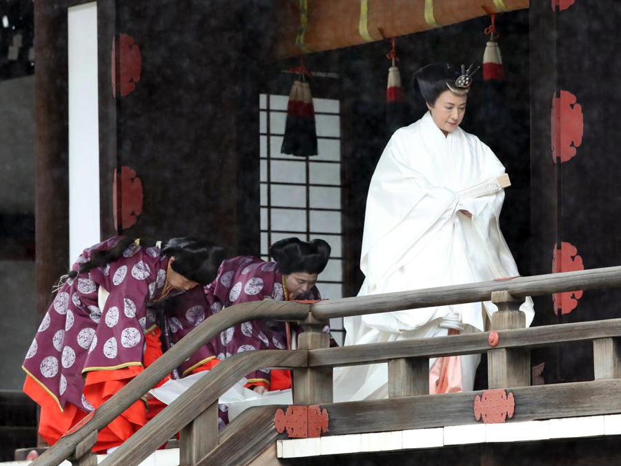 L'imperatrice giapponese Masako (destra) lascia il santuario di Kashikodokoro dopo aver partecipato alla cerimonia Sokuirei-Tojitsu-Kashikodokoro-Omae-no-gi presso il Palazzo Imperiale di Tokyo. EPA