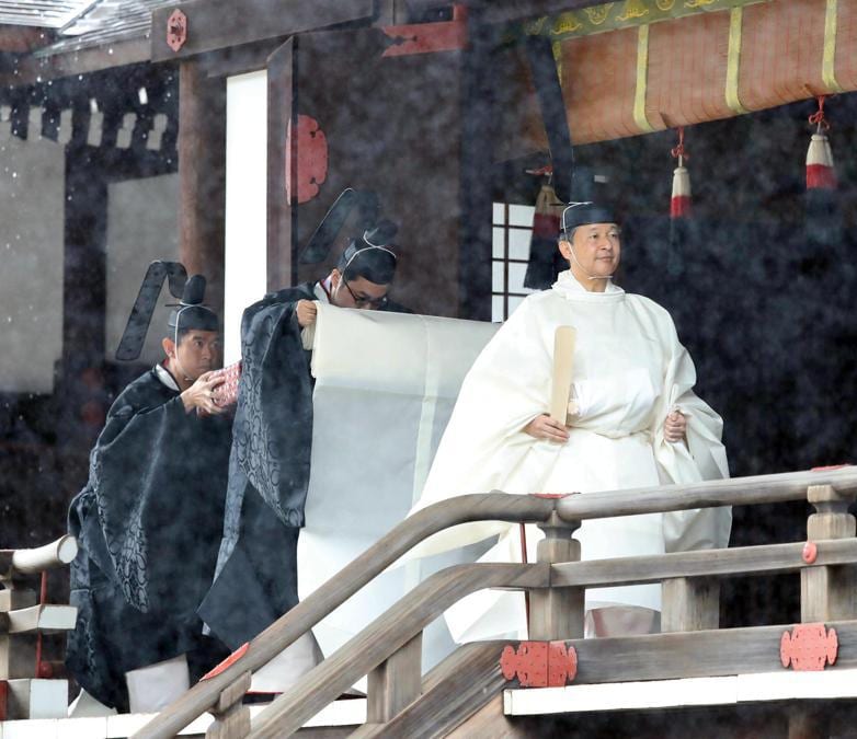 L'imperatore giapponese Naruhito (destra) lascia il santuario di Kashikodokoro dopo aver partecipato alla cerimonia Sokuirei-Tojitsu-Kashikodokoro-Omae-no-gi presso il Palazzo Imperiale di Tokyo. EPA