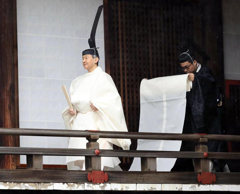 L'imperatore giapponese Naruhito (sinistra) arriva al santuario Kashikodokoro per la cerimonia Sokuirei-Tojitsu-Kashikodokoro-Omae-no-gi presso il Palazzo Imperiale di Tokyo. EPA