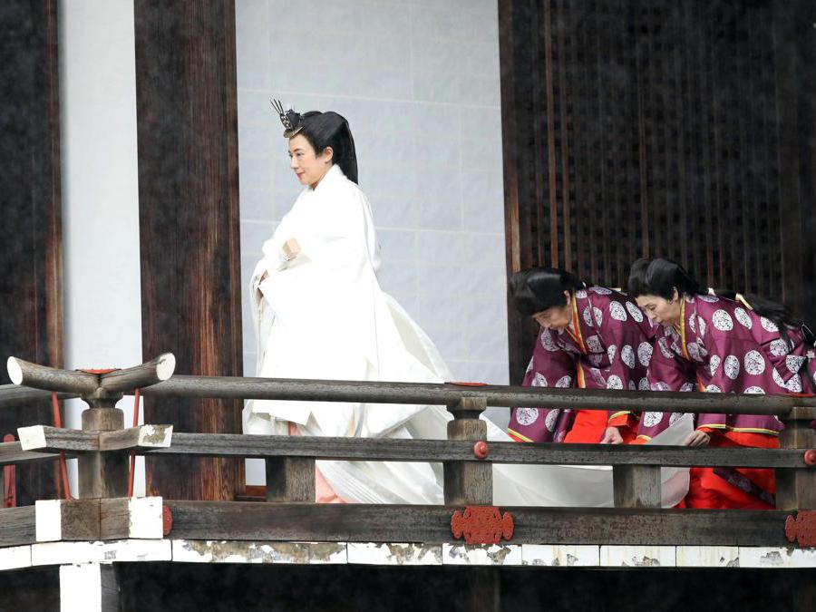 L'imperatrice giapponese Masako arriva al santuario di Kashikodokoro per la cerimonia Sokuirei-Tojitsu-Kashikodokoro-Omae-no-gi presso il Palazzo Imperiale di Tokyo. EPA