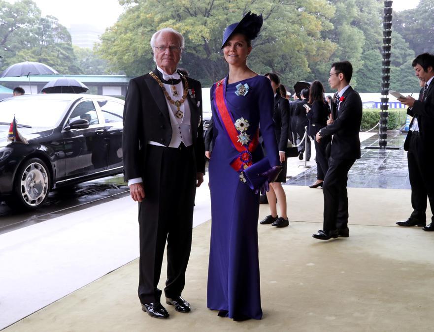 Il re di Svezia Carl XVI Gustaf e la Principessa ereditaria Victoria arrivano al Palazzo Imperiale per assistere alla cerimonia di proclamazione dell'intronizzazione dell'imperatore giapponese Naruhito. Koji Sasahara/Pool via REUTERS
