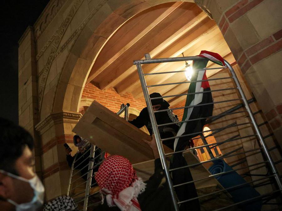  REUTERS/Aude Guerrucci
