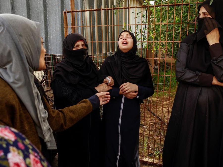 Relatives of Palestinians killed in Israeli strikes mourn at Nasser hospital, amid the ongoing conflict between Israel and Palestinian Islamist group Hamas, in Khan Younis in the southern Gaza Strip November 19, 2023. REUTERS/Ibraheem Abu Mustafa