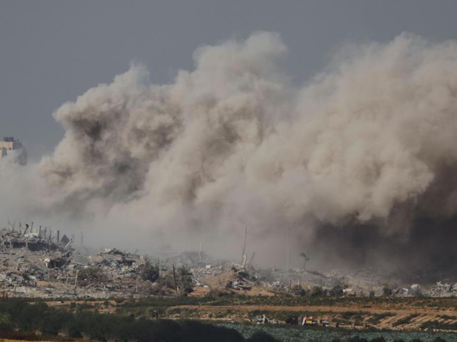 Smoke rises after Israeli air strikes in Gaza, as seen from southern Israel, amid the ongoing conflict between Israel and the Palestinian group Hamas, November 19, 2023. REUTERS/Alexander Ermochenko