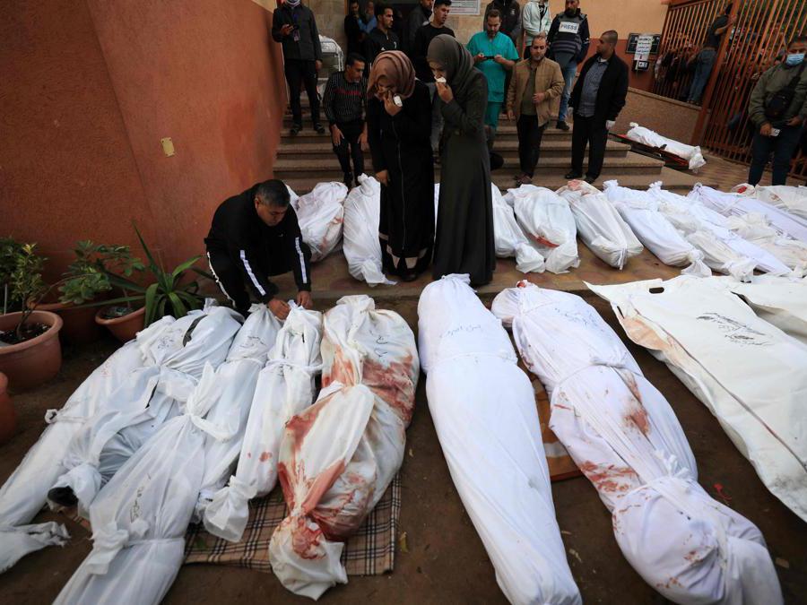 EDITORS NOTE: Graphic content / The shrouded bodies of people killed in Israeli bombardment on Khan Yunis in the southern Gaza strip, are laid out for identification by relatives, in front of the morgue of the Al-Nasr hospital on November 19, 2023, as battles continue between Israel and the Palestinian militant group Hamas. (Photo by Mahmud HAMS / AFP)