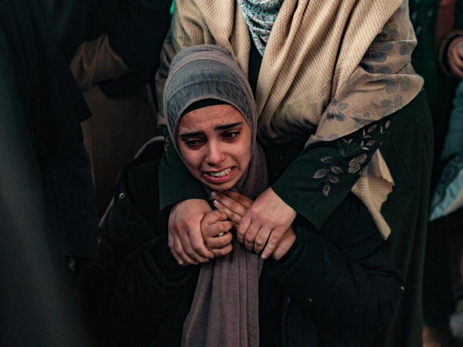 EDITORS NOTE: Graphic content / A relative mourns over the bodies of a woman and her child from the Palestinian Sheikh el-Eed family, killed along with another child from the household a day earlier, when their home was hit by Israeli bombardment on Rafah in the southern Gaza strip, on November 19, 2023, as battles continue between Israel and the Palestinian militant group Hamas. (Photo by SAID KHATIB / AFP)