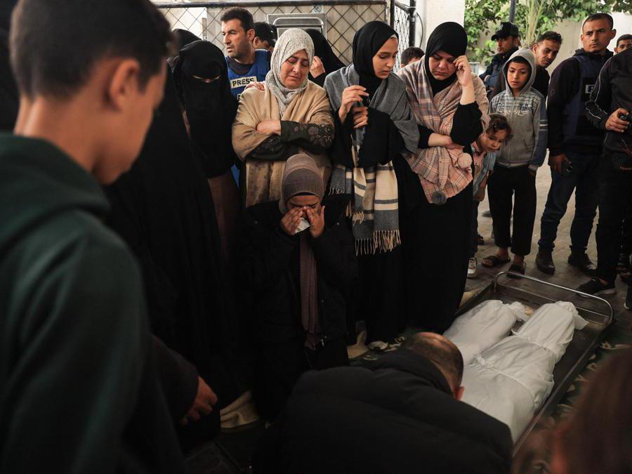 EDITORS NOTE: Graphic content / Relatives mourn over the bodies of a woman and her child from the Palestinian Sheikh el-Eed family, killed along with another child from the household a day earlier, when their home was hit by Israeli bombardment on Rafah in the southern Gaza strip, on November 19, 2023, as battles continue between Israel and the Palestinian militant group Hamas. (Photo by SAID KHATIB / AFP)