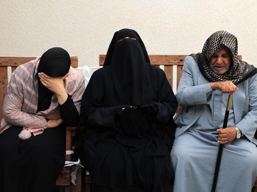 EDITORS NOTE: Graphic content / Relatives mourn the death of a woman and her child from the Palestinian Sheikh el-Eed family, killed along with another child from the household a day earlier, when their home was hit by Israeli bombardment on Rafah in the southern Gaza Strip, outside the morgue of the al-Najjar hospital, on November 19, 2023, as battles continue between Israel and the Palestinian militant group Hamas. (Photo by SAID KHATIB / AFP)