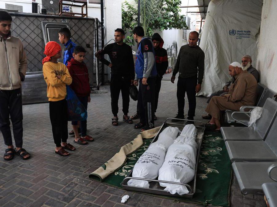 EDITORS NOTE: Graphic content / People surround the bodies of a woman and her child from the Palestinian Sheikh el-Eed family, killed along with another child from the household a day earlier, when their home was hit by Israeli bombardment on Rafah in the southern Gaza Strip, outside the morgue of the al-Najjar hospital, on November 19, 2023, as battles continue between Israel and the Palestinian militant group Hamas. (Photo by SAID KHATIB / AFP)
