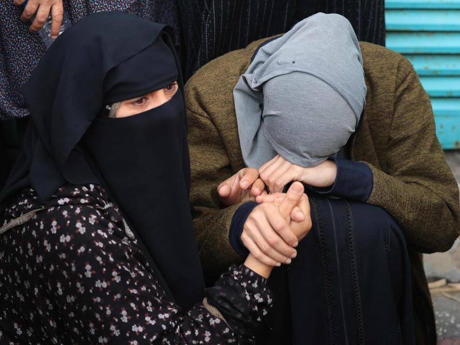 EDITORS NOTE: Graphic content / A woman reacts upon recognising a person killed in Israeli bombardment on Khan Yunis in the southern Gaza strip, among the bodies laid out for identification by relatives, in front of the morgue of the Al-Nasr hospital on November 19, 2023, as battles continue between Israel and the Palestinian militant group Hamas. (Photo by MAHMUD HAMS / AFP)