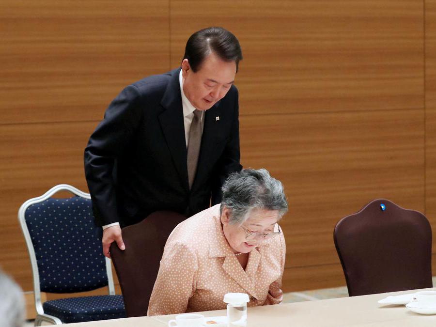 Il presidente della Korea del SudYoon Suk Yeol aiuta a sopravvisuta dell abomba atomica di   Hiroshima,  REUTERS 