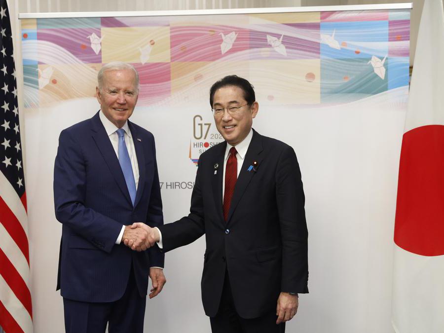  Joe Biden, lcon il Primo Ministro giapponese Fumio Kishi(Kiyoshi Ota/Pool Photo via AP) Associated Press/LaPresse Only Italy and Spain
