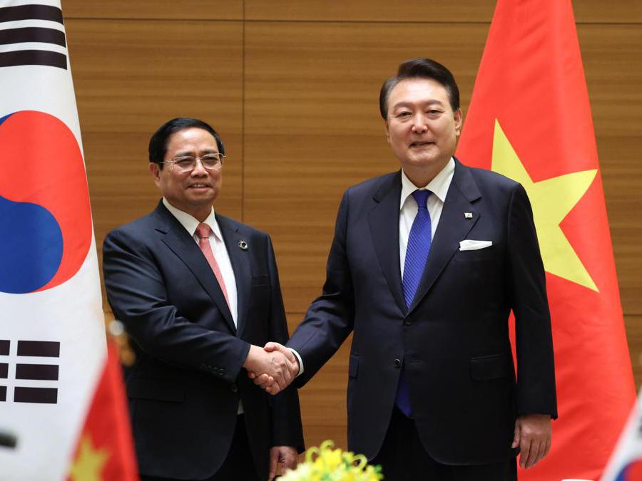 Il Presidente della Sud Corea Yoon Suk Yeol e il Primo Ministro vietnamita Pham Minh Chinh . EPA/YONHAP SOUTH KOREA OUT