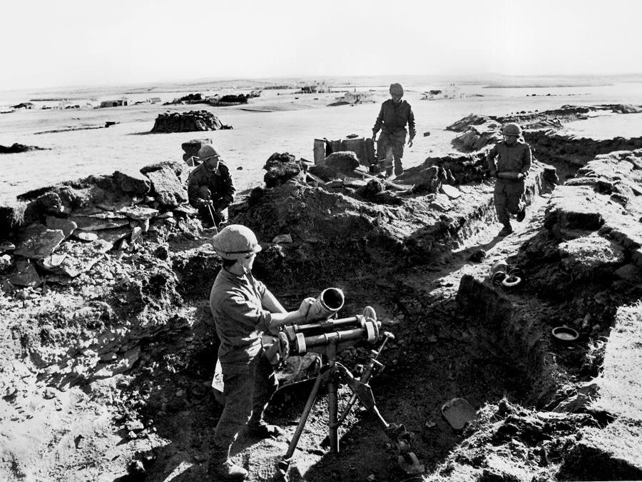 2 aprile 1982, l'Argentina invade le Isole Falkland nel tentativo di sottrarle al conrtrollo britannico,  provocando una  guerra con la Gran Bretagna che causò la morte di circa 1.000 persone e si concluse con la loro espulsione da parte delle forze britanniche il 14 giugno 1982 (Reuters)