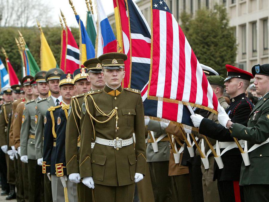 2 aprile 2004, la NATO incrementa a 26  il numero degli stati membri quando le ex nazioni comuniste di Bulgaria, Estonia, Lettonia, Lituania, Romania, Slovacchia e Slovenia aderiscono all'organizzazione (Reuters)