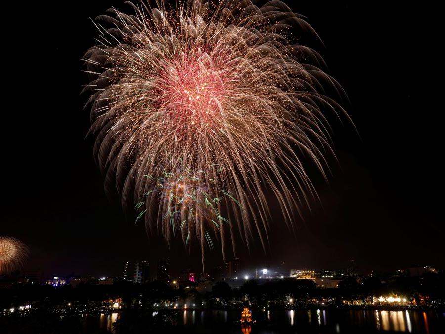 Turtle Tower on Hoan Kiem Lake , Hanoi, Vietnam January 1, 2021. REUTERS/Kham