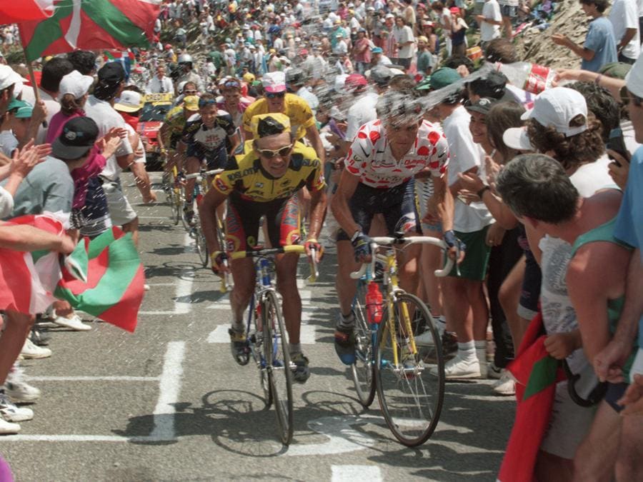 Il francese Richard Virenque (maglia a pios) in salita con il russo  Piotr Ugrumov in una tappa del Tour de France 1996  AFP PHOTO PASCAL PAVANI (Photo by PASCAL PAVANI / AFP)