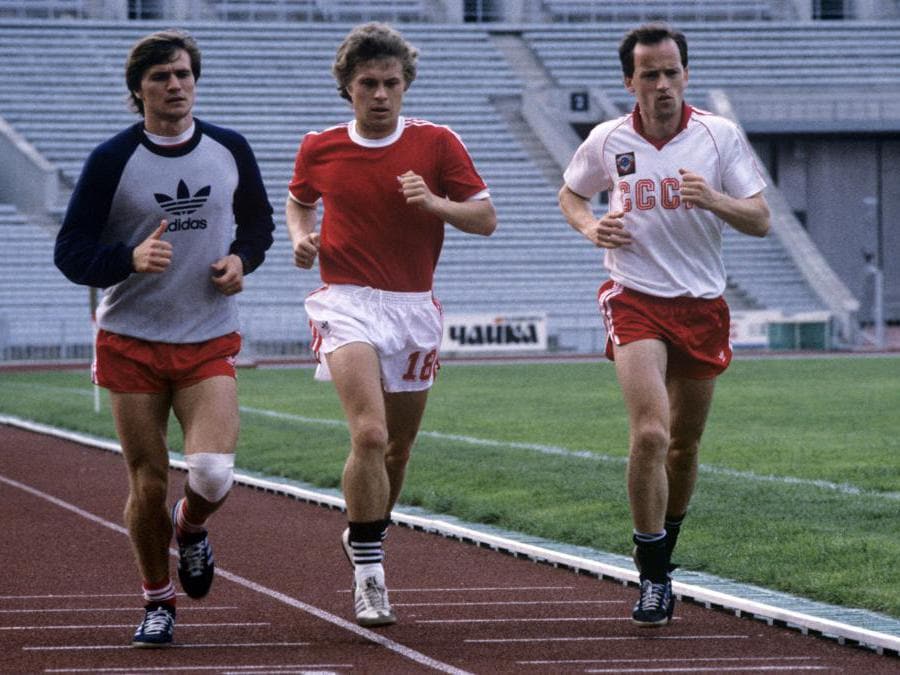  Vasily Rats, Alexander Zavarov e Igor Belanov in una sessione di allenamento della nazionale di calcio sovietica 