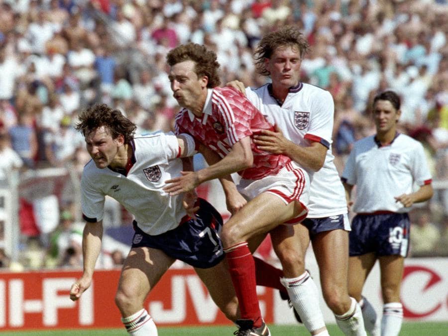 Una gara di calcio di Euro 1988 tra Inghilterra e Unione Sovietica. Da sinistra a destra  Bryan Robson, Sergei Aleinikov, Glen Hoddle e Gary Lineker.