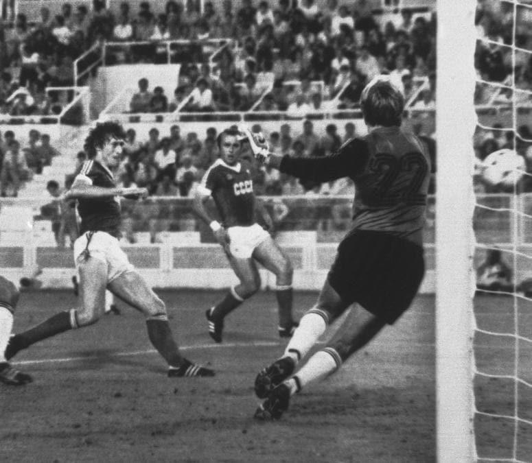 Un gol del calciatore sovietico  Sergei Baltacha (AP Photo)