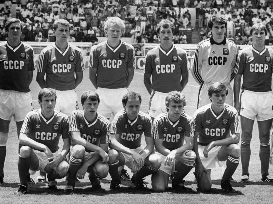 La squadra di calcio dell’Unione Sovietica, ai mondiali di Messico 1986. Da sinistra a destra:   Vladimir Bessonov, Pavel Yakovenko, Oleg Kuznetsov, Sergi Aleinikov, Rinat Dassaiev, Anatoli Demianenko. In prima fila, da sinistra a destra:  Ivan Yaremchuk, Nikolaj Larionov, Igor Belanov, Alexandr Zavarov, Vasili Rats.  (AP Photo/Staff/Lipchitz)