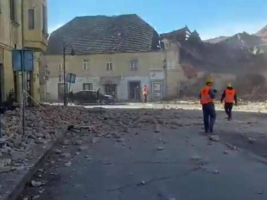 Un frame tratto da un video pubblicato dai media croati su twitter dei crolli a Petrinja, una cinquantina di km a sud di Zagabria, una regione già colpita ieri da scose sismiche. (Ansa /  TWITTER) 