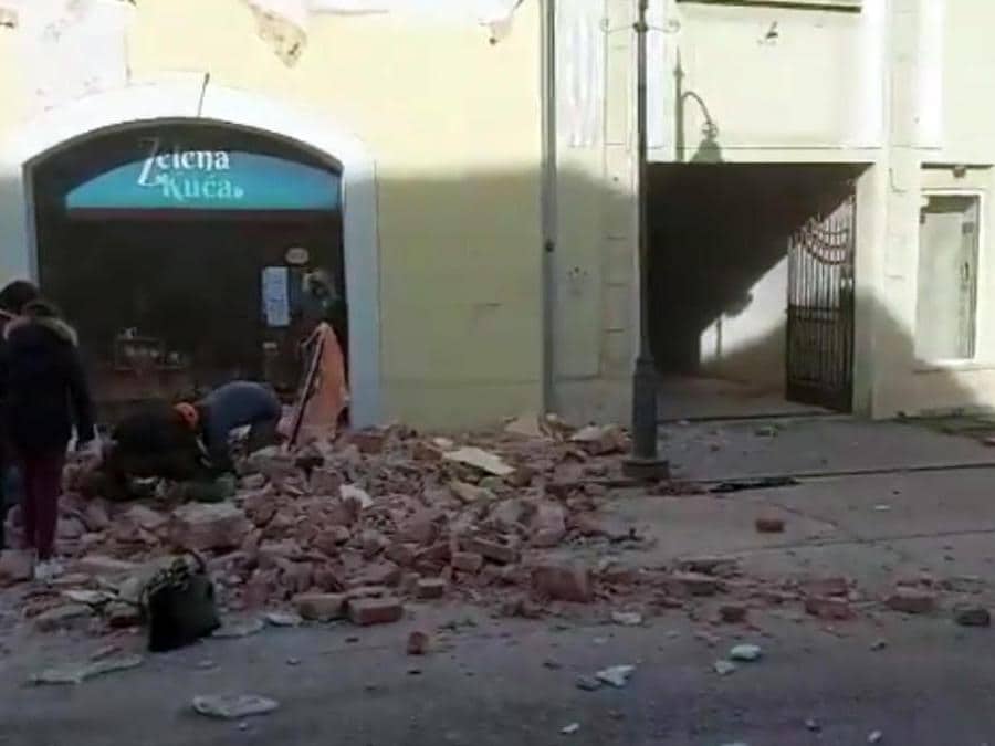 Un frame tratto da un video pubblicato dai media croati su twitter dei crolli a Petrinja, una cinquantina di km a sud di Zagabria, una regione già colpita ieri da scose sismiche. (Ansa / TWITTER) 