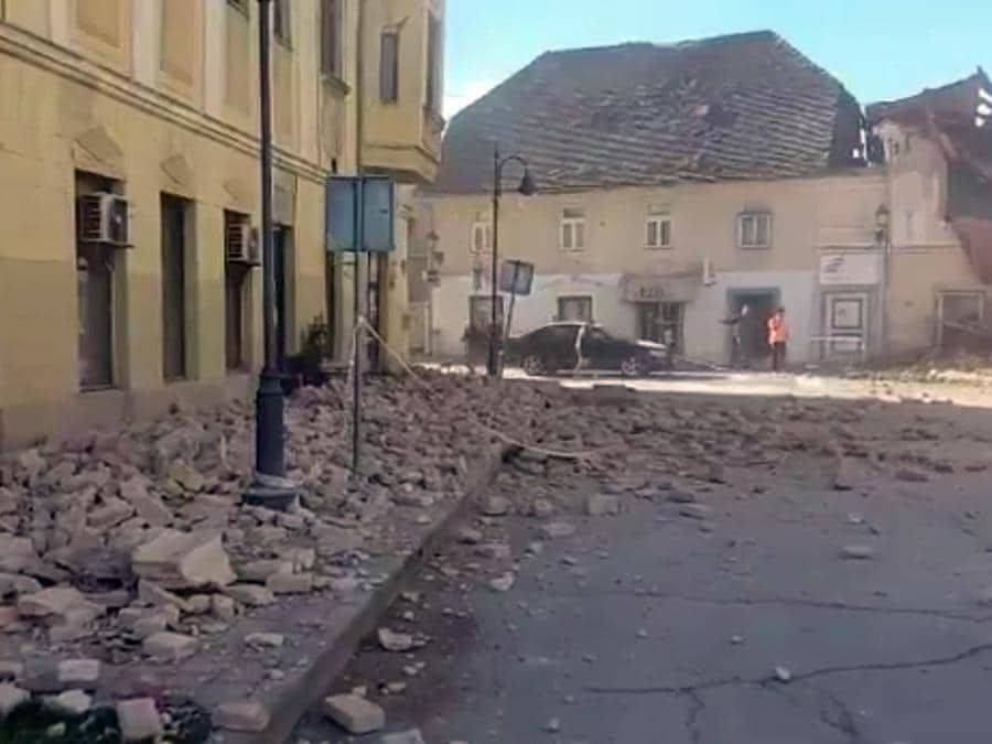 Un frame tratto da un video pubblicato dai media croati su twitter dei crolli a Petrinja, una cinquantina di km a sud di Zagabria, una regione già colpita ieri da scose sismiche. (Ansa /  TWITTER) 