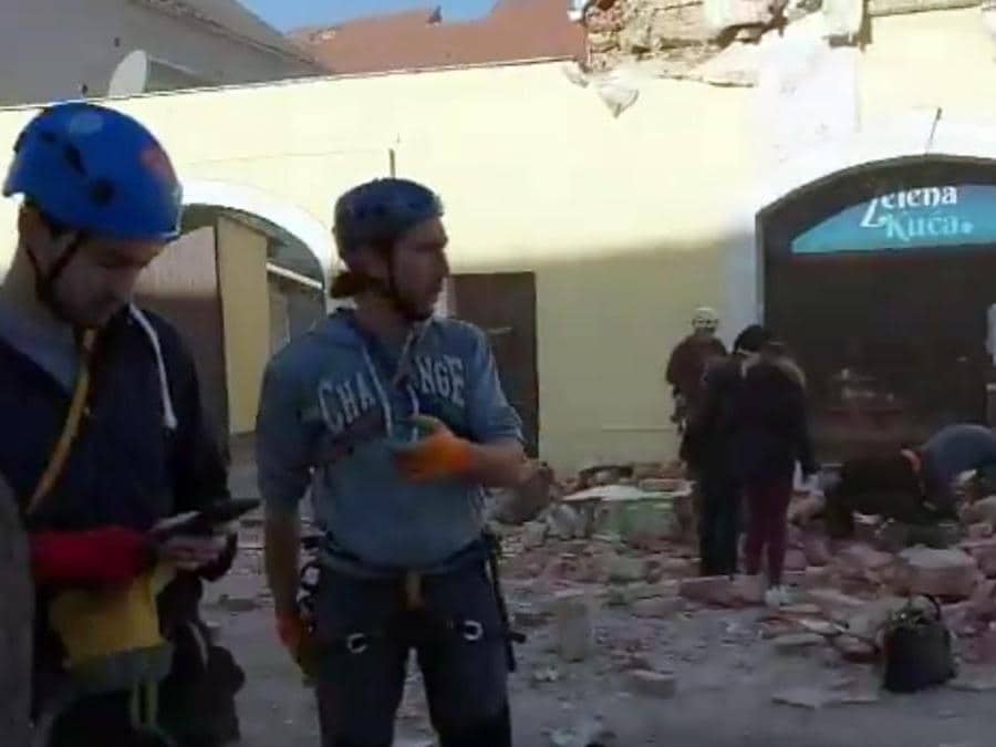 Un frame tratto da un video pubblicato dai media croati su twitter dei crolli a Petrinja, una cinquantina di km a sud di Zagabria, una regione già colpita ieri da scose sismiche. (Ansa /  TWITTER) 