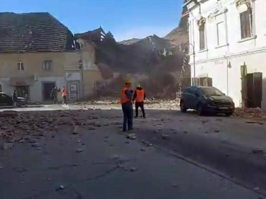 Un frame tratto da un video pubblicato dai media croati su twitter dei crolli a Petrinja, una cinquantina di km a sud di Zagabria, una regione già colpita ieri da scose sismiche. (Ansa / TWITTER) 