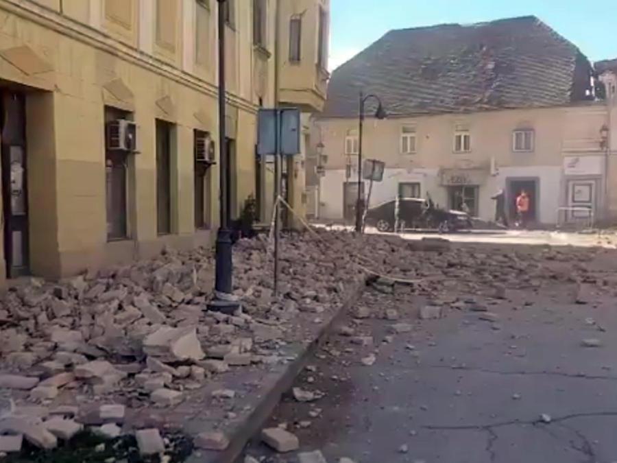 Un frame tratto da un video pubblicato dai media croati su twitter dei crolli a Petrinja, una cinquantina di km a sud di Zagabria, una regione già colpita ieri da scose sismiche. (Ansa /  TWITTER) 