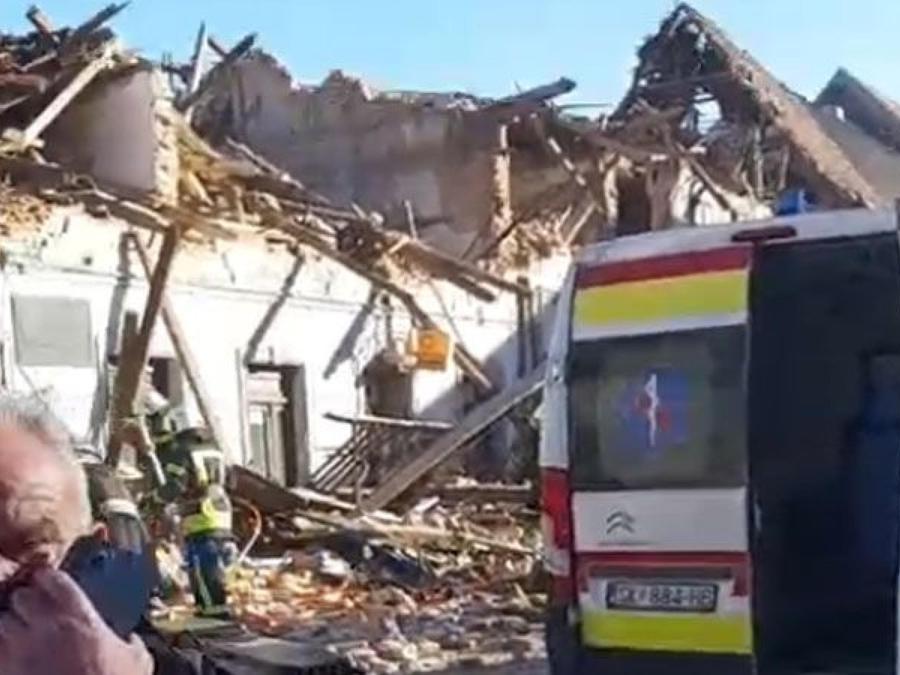 Un frame tratto da un video pubblicato dal Dubrovnik Times dei crolli a Petrinja, una cinquantina di km a sud di Zagabria, una regione già colpita ieri da scose sismiche. (Ansa /  TWITTER/DUBROVNIK TIMES) 