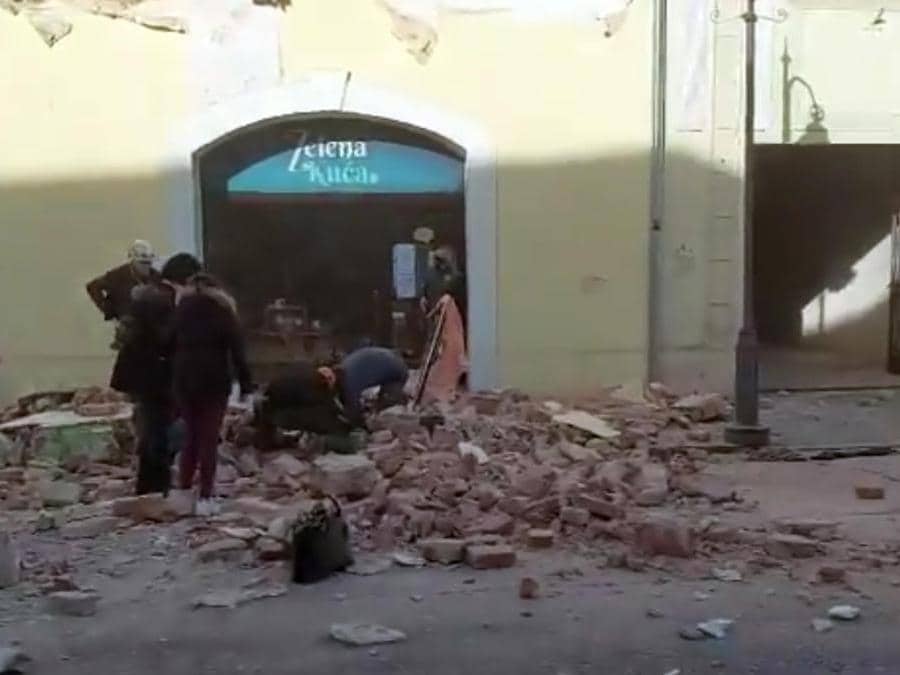 Un frame tratto da un video pubblicato dai media croati su twitter dei crolli a Petrinja, una cinquantina di km a sud di Zagabria, una regione già colpita ieri da scose sismiche. (Ansa /  TWITTER) 