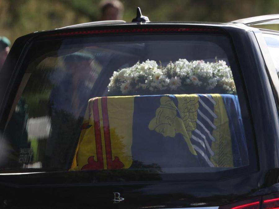 Il carro funebre con  la bara della regina Elisabetta II  parte dal castello di Balmoral,  Scozia. (Reuters/Russell Cheyne)