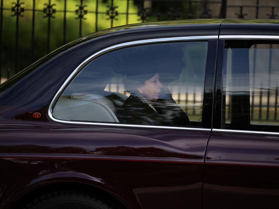 La principessa Anna accompagna il carro funebre con  la bara della regina Elisabetta II  (Castello di Balmoral,  Scozia) (Reuters/Phil Noble)